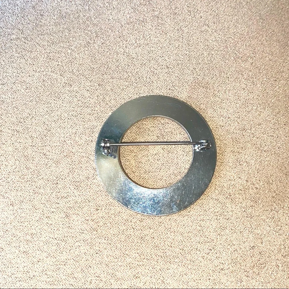 Circle Metal Pin - Picture 2 of 3